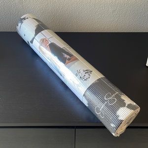Jessica Simpson black and white yoga mat